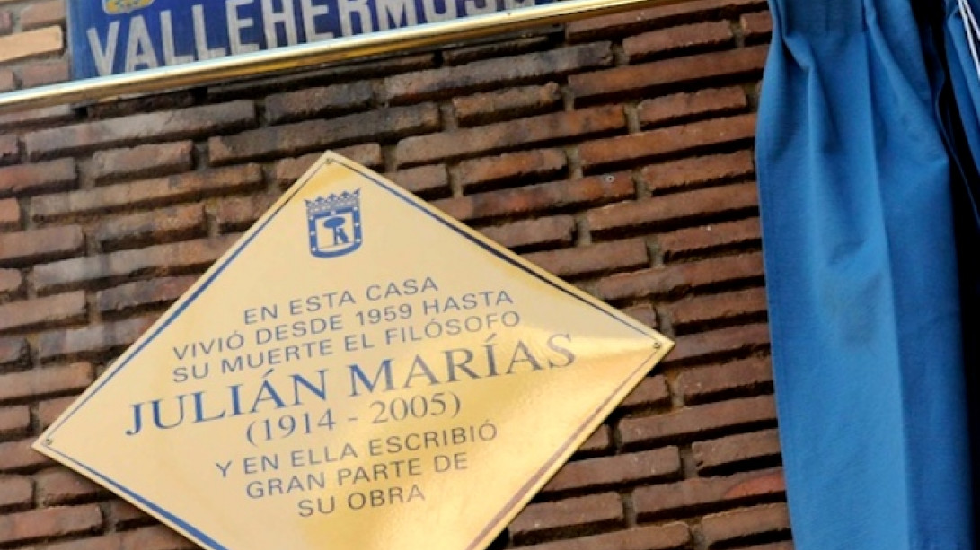 Placa conmemorativa dedicada a Julián Marías en la casa en que vivió.
