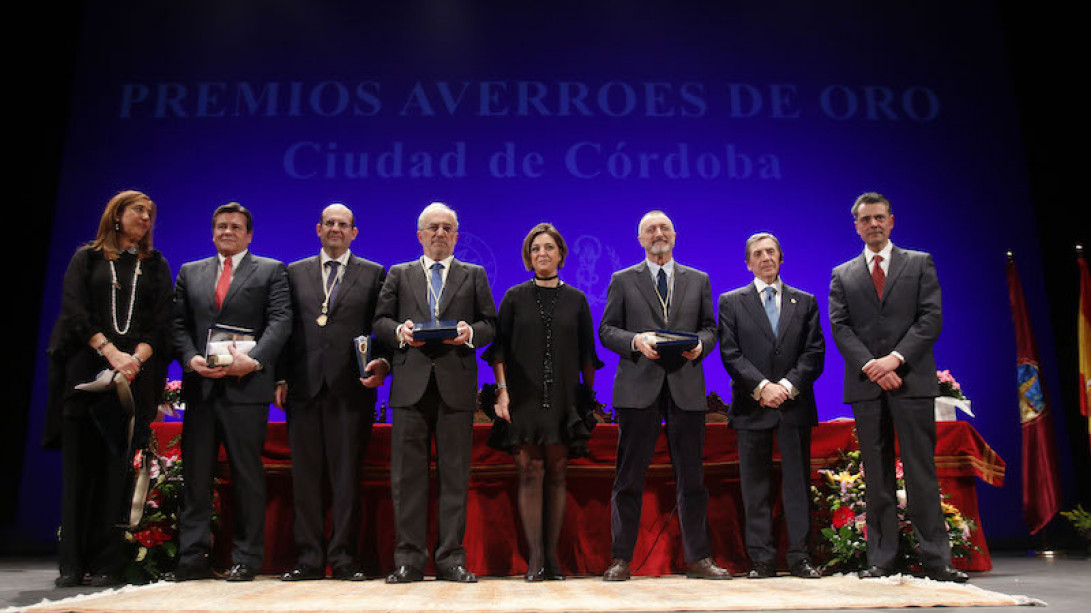Los premiados con las alcaldesa de la ciudad de Córdoba.