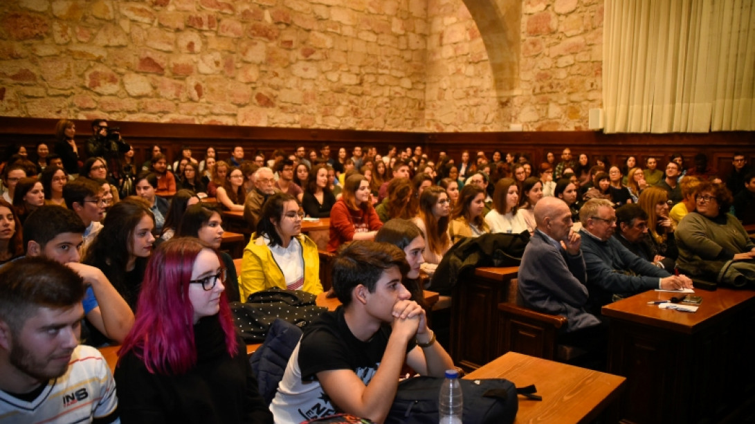 Numerosos estudiantes han asistido al acto «Preguntando a las Academias». Foto: Pablo de la Peña.