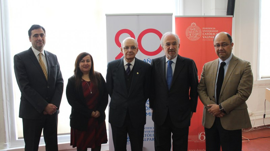 Santiago Muñoz Machado junto a Claudio Elórtegui, rector de la PUCV, y otras autoridades judiciales.