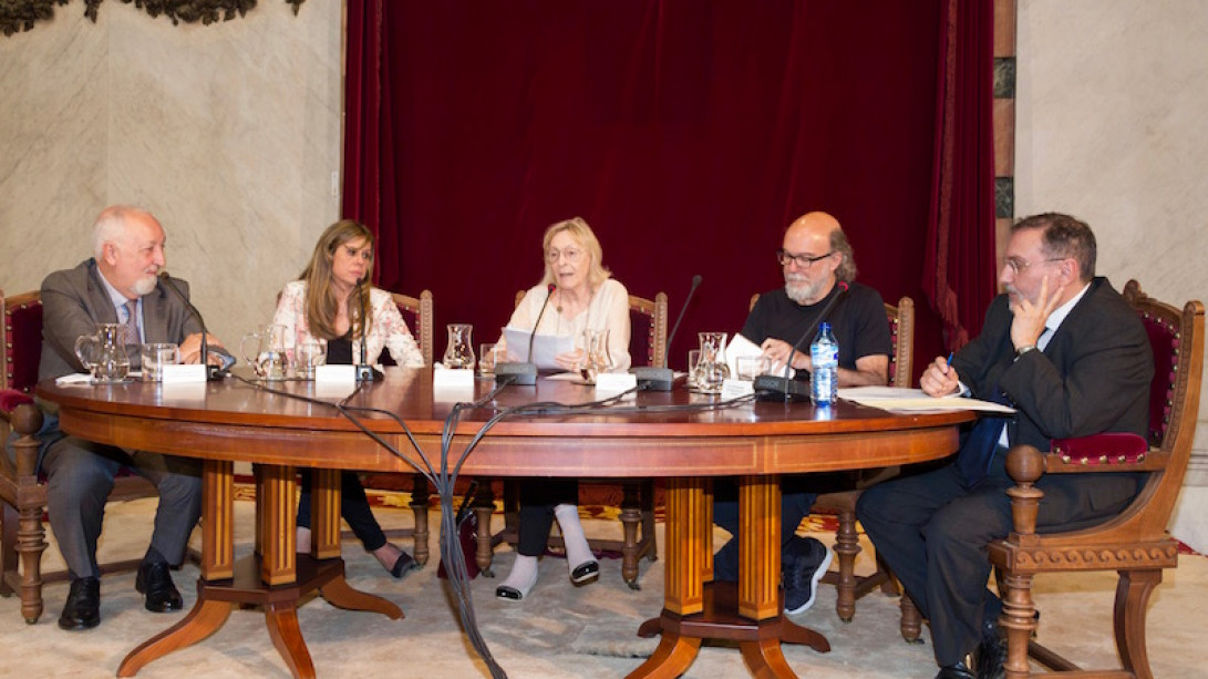 Mesa moderada por Raúl Eguizábal y en ella han participado la académica Soledad Puértolas, Miguel Ángel Furones, Marta Gutiérrez y Toni Segarra. 