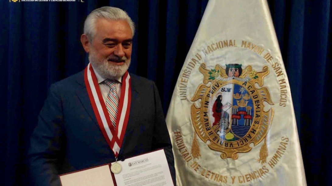 Darío Villanueva con la medalla y el diploma de la Universidad Nacional Mayor de San Marcos