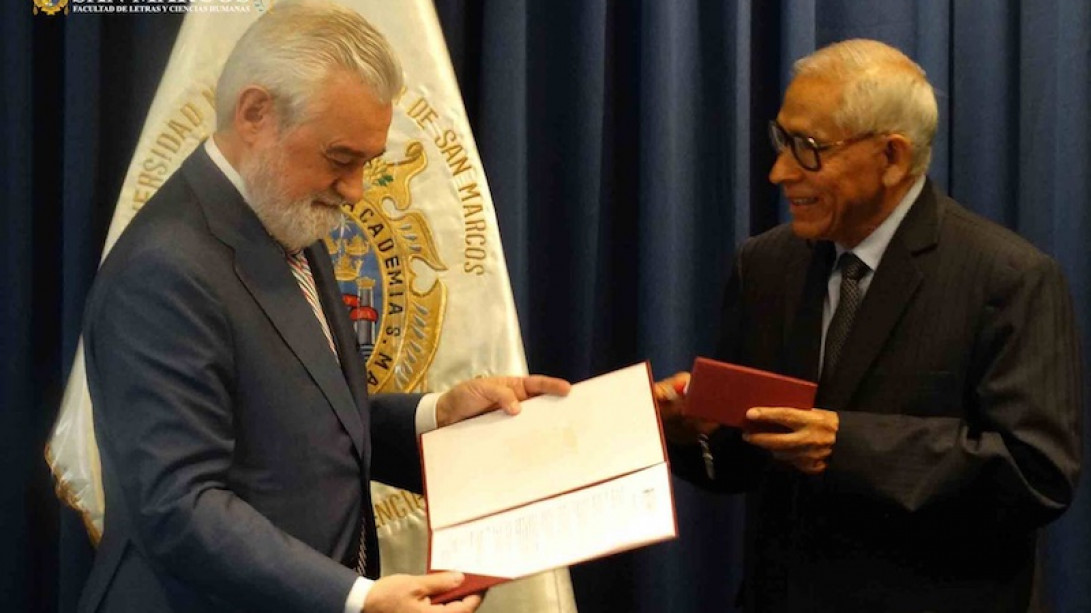 El decano de la Facultad de Letras hizo entrega de la distinción a Darío Villanueva. 