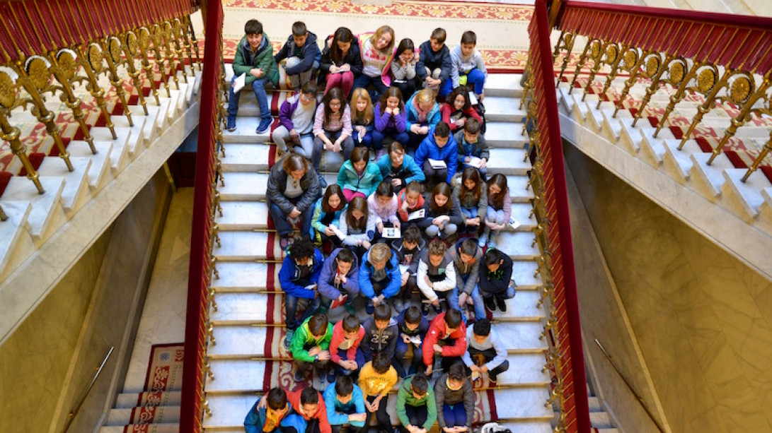 Estudiantes del Colegio Arcángel de Madrid tras la visita a la RAE.