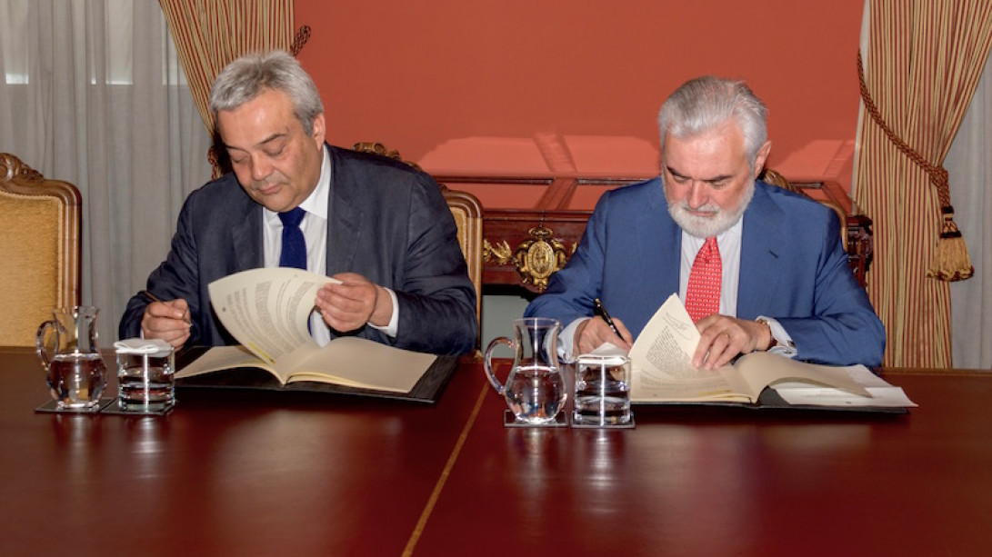 Darío Villanueva y Víctor Calvo-Sotelo durante la firma.
