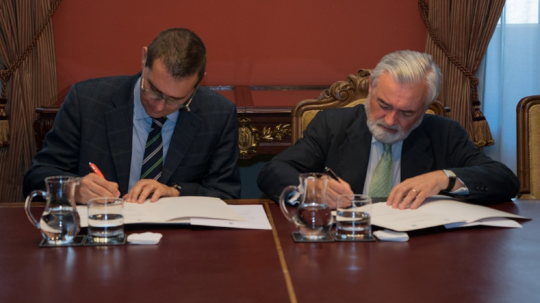Darío Villanueva y Jorge Olcina Cantos firman el convenio de colaboración.