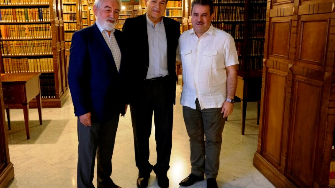 Arístides Royo junto con el director de la RAE, Darío Villanueva, y el secretario general de la ASALE, Francisco Javier Pérez.