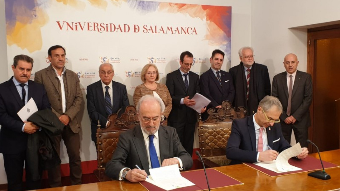 Santiago Muñoz Machado, director de la RAE, y Ricardo Rivero Ortega, rector de la Univesidad de Salamanca, firmando el convenio de colaboración entre ambas instituciones (foto: RAE).