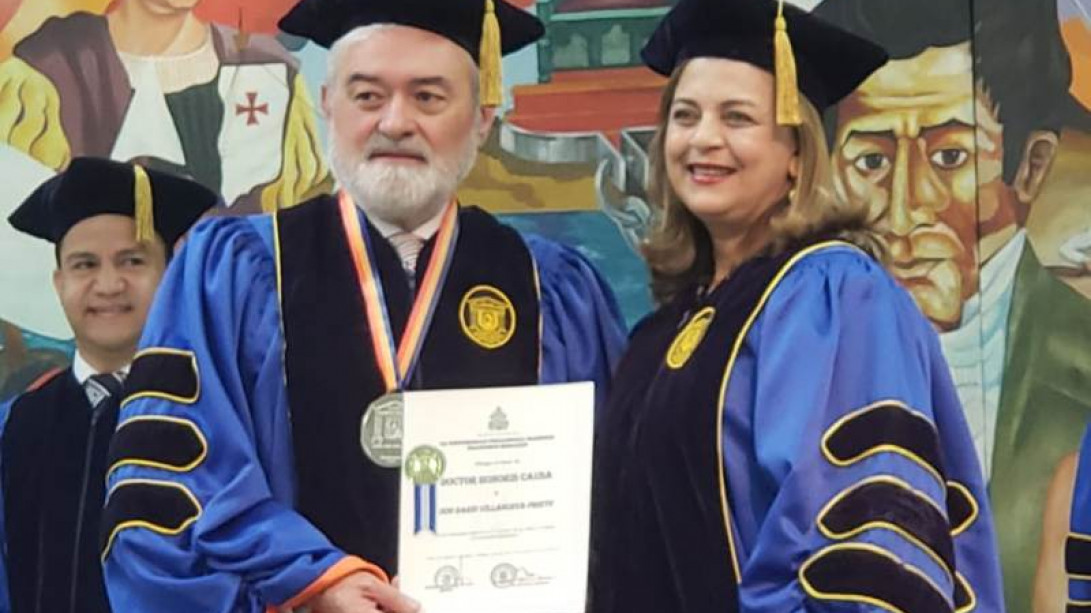 Darío Villanueva recibe el doctorado «honoris causa» de manos de Celfa I. Bueso, vicerrectora de la UPNFM.