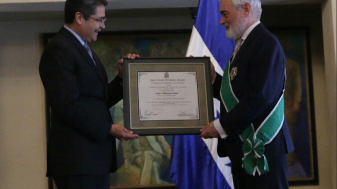 El presidente de Honduras condecora a Darío Villanueva con la Orden José Cecilio del Valle.