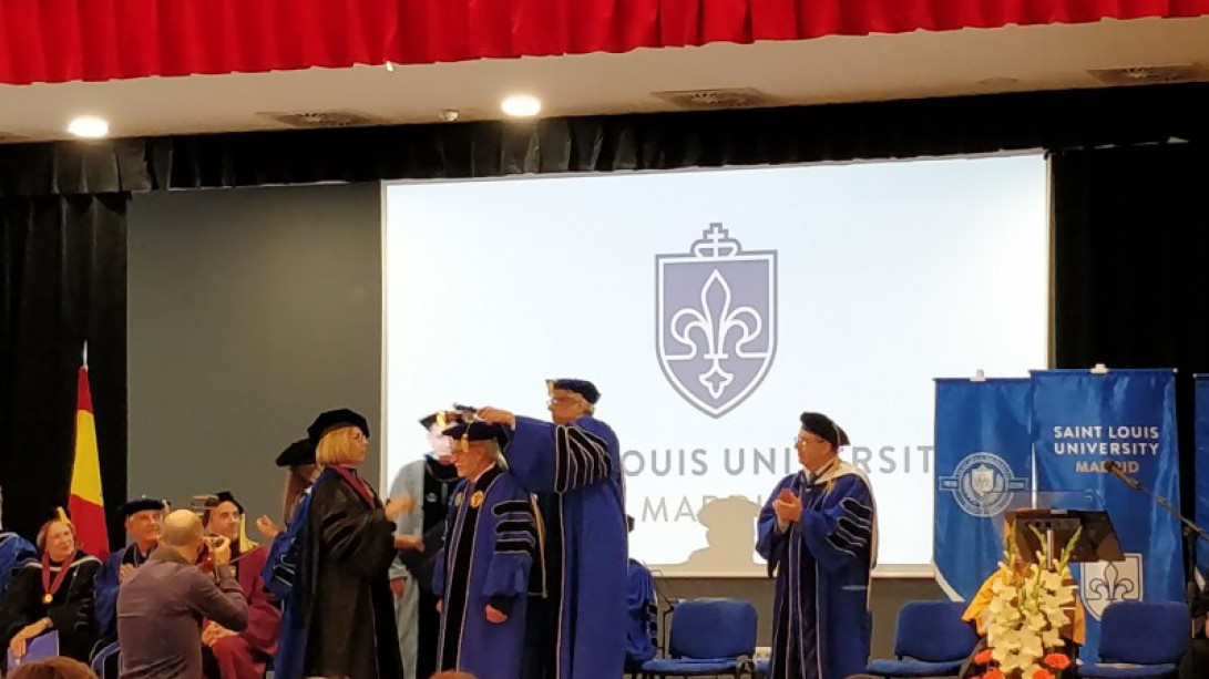 José María Merino recibe el doctorado «honoris causa» de la Saint Louis University.