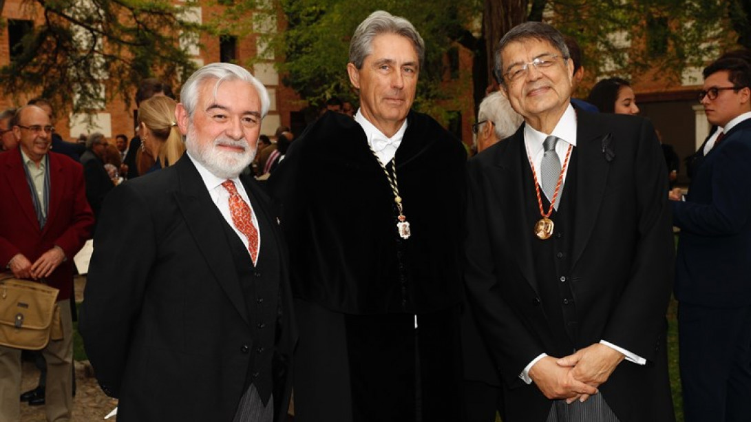 El director de la RAE junto al rector de la UAH y Sergio Ramírez. Foto: Casa Real. 