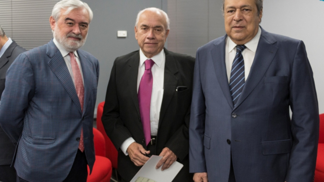 Darío Villanuvea, Mario Antonio Sandoval y Fernando Molina, embajador de Guatemala en España.