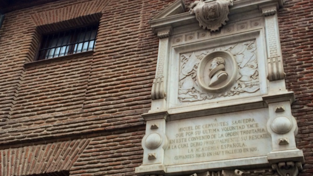Una placa recuerda que los restos de Cervantes reposan aquí.