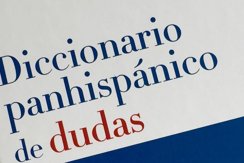 «Diccionario panhispánico de dudas», publicado en 2005. Detalle.