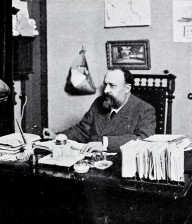 Ortega Munilla en su despacho fotografiado por Franzen (Revista Blanco y Negro, 12 de enero de 1901)