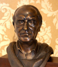 Busto de José María Pemán conservado en la Academia