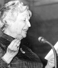 Carmen Conde leyó su discurso de ingreso el 28.1.1979. Foto © ABC