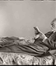 Cándido ANSEDE. Miguel de Unamuno leyendo en su casa de la calle de Bordadores. Salamanca, 1925. (Col. Cándido Ansede. Tatane Ruiz Ansede). 