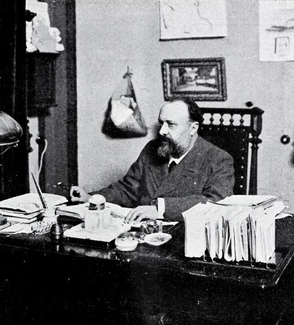 Ortega Munilla en su despacho fotografiado por Franzen (Revista Blanco y Negro, 12 de enero de 1901)