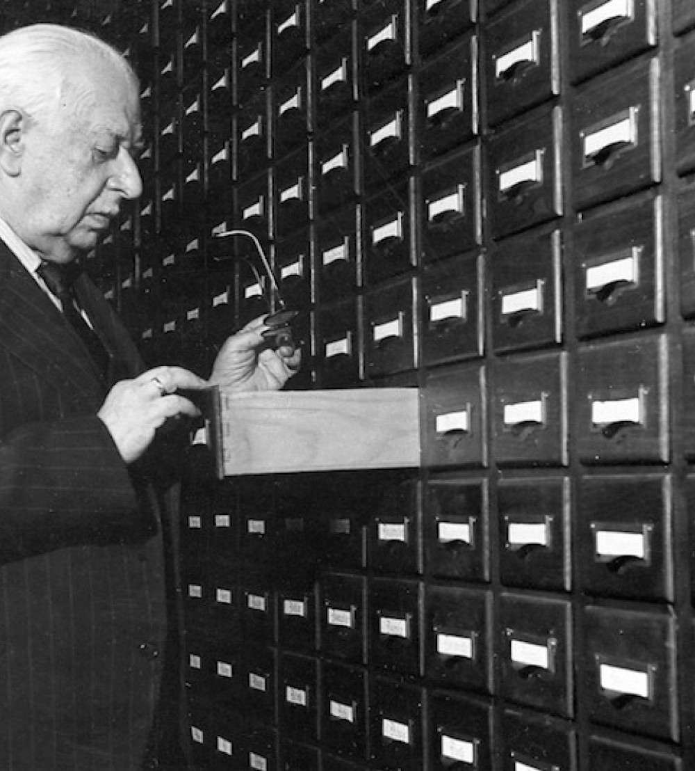 Julio Casares en los ficheros de la Academia. Foto del archivo familiar.