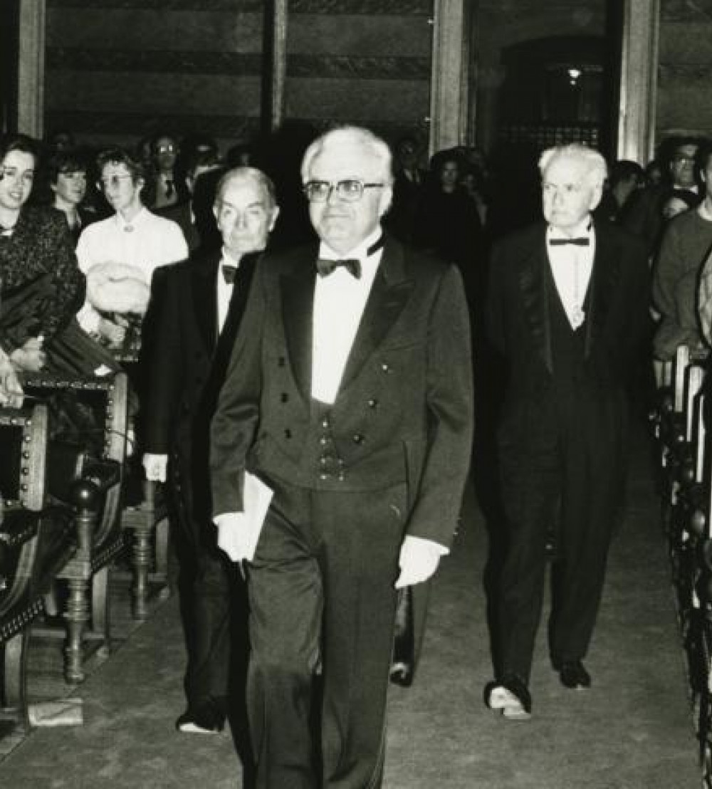Acto de ingreso de Gregorio Salvador (centro), el 15 de febrero de 1987. Fototeca de ABC. 