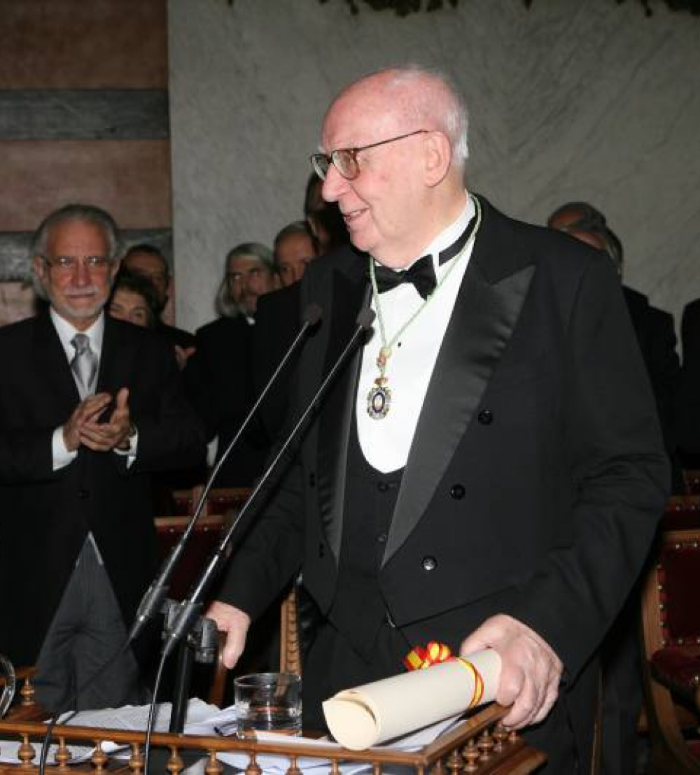 José Luis Borau tras la lectura de su discurso de ingreso, el 16 de noviembre de 2008.