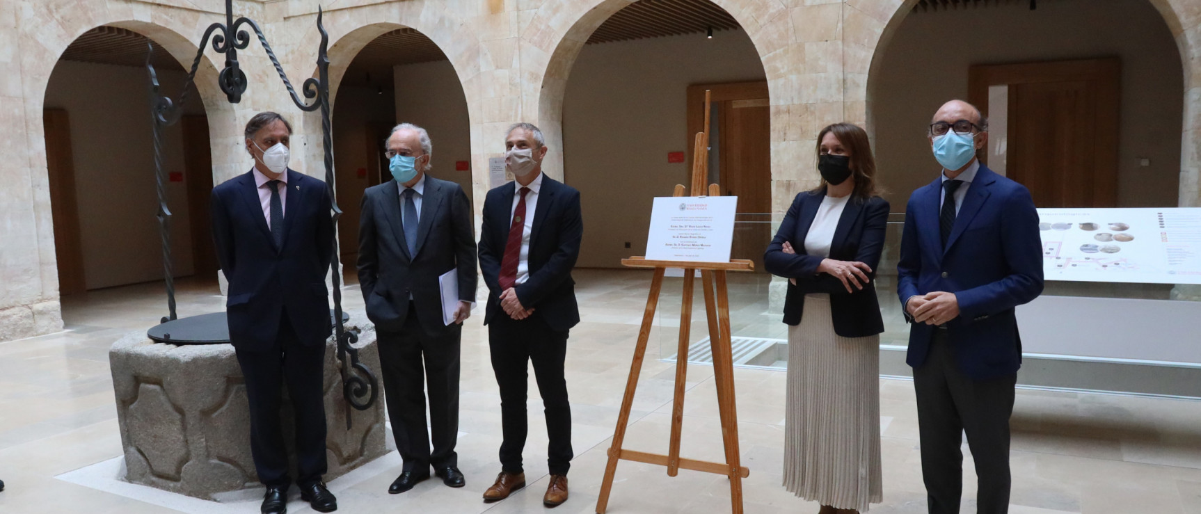 Momento de la inauguración del centro de Estudios Internacionales con la presencia del rector de la Universidad de Salamanca (foto: USAL)
