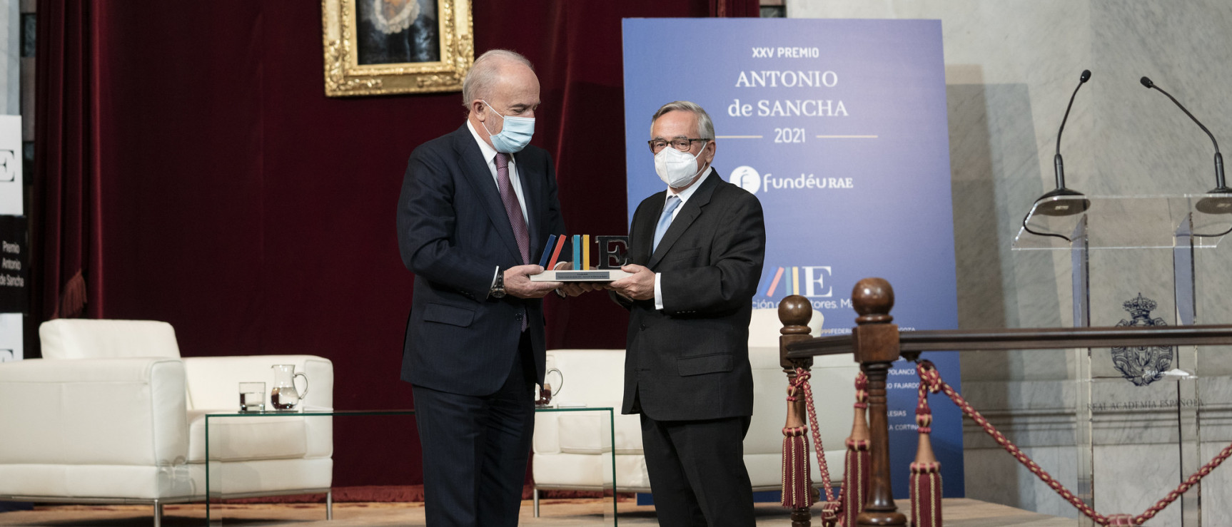 Santiago Muñoz Machado, presidente de FundéuRAE y director de la RAE, recibe en nombre de la fundación el Premio Antonio de Sancha, que concede anualmente la Asociación de Editores de Madrid (foto: RAE)