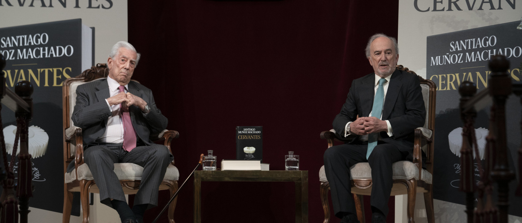 Mario Vargas Llosa y Santiago Muñoz Machado (foto: RAE)