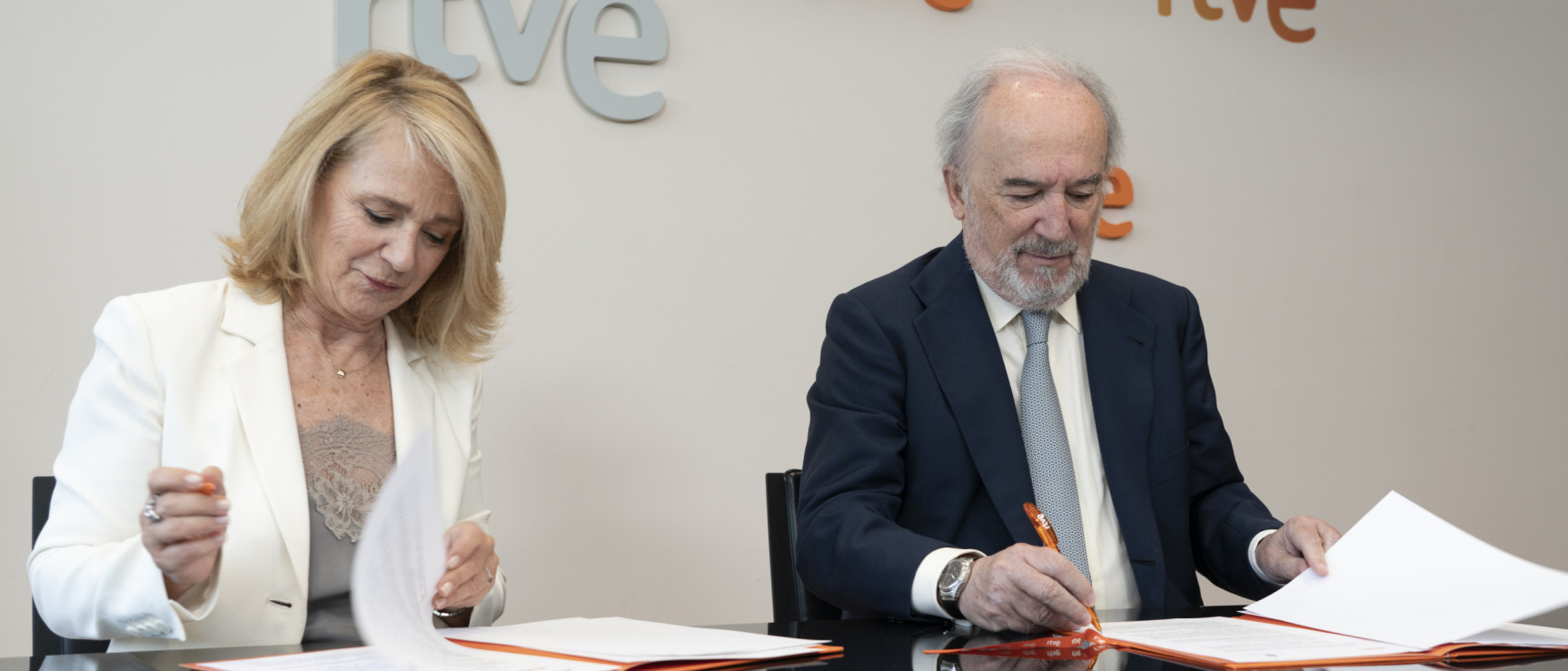 Firma del convenio entre la RAE y RTVE