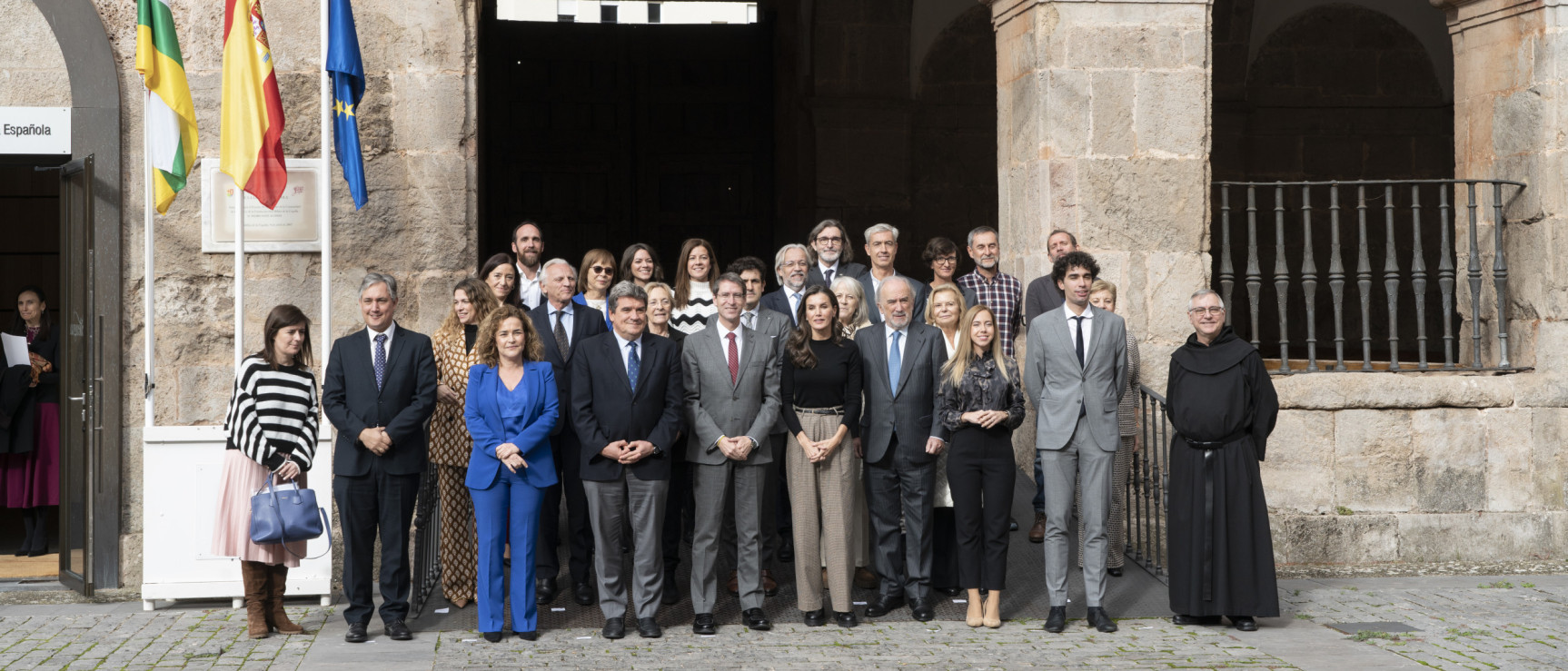 La Reina clausura el XVI Seminario Internacional de Lengua y Periodismo organizado por  @fsanmillan  y  @Fundeu  en el Monasterio de Yuso (La Rioja). Foto: RAE.