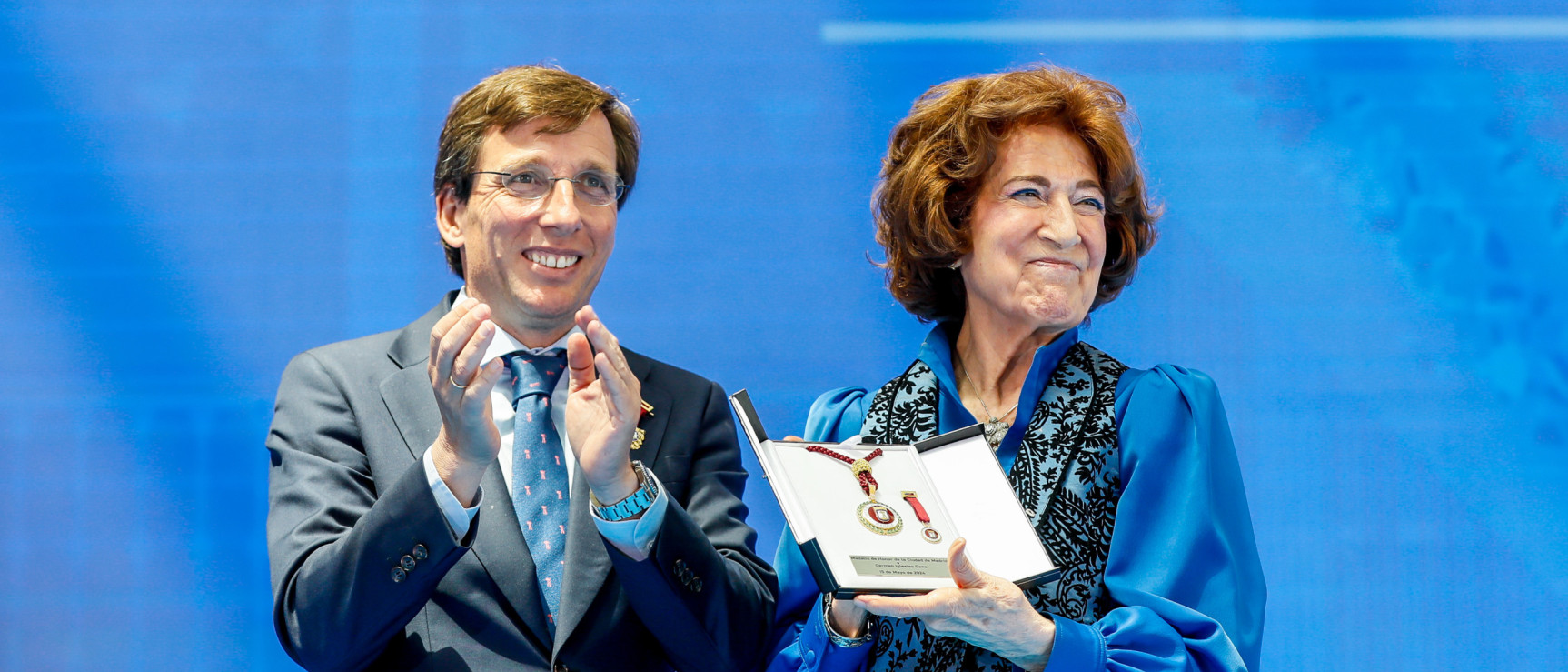 El alcalde entrega la Medalla de Honor a Carmen Iglesias Cano (foto: Ayuntamiento de Madrid)