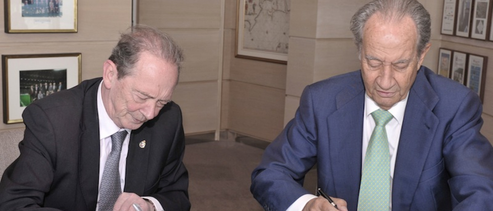 José Manuel Blecua y Juan-Miguel Villar Mir suscriben el convenio.