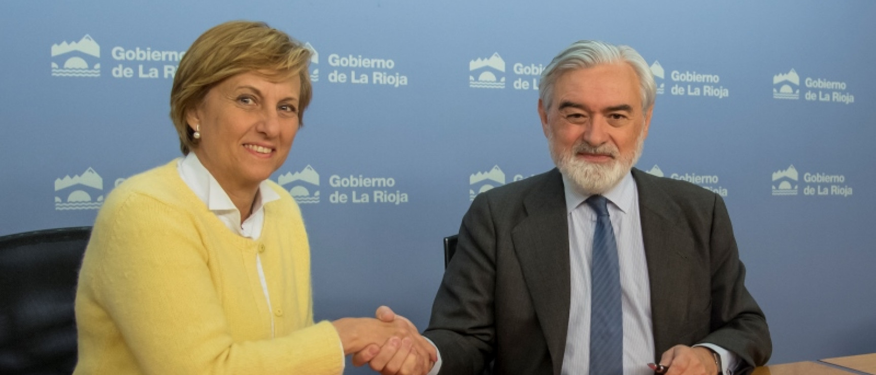 Leonor González y Darío Villanueva durante la firma del convenio. 