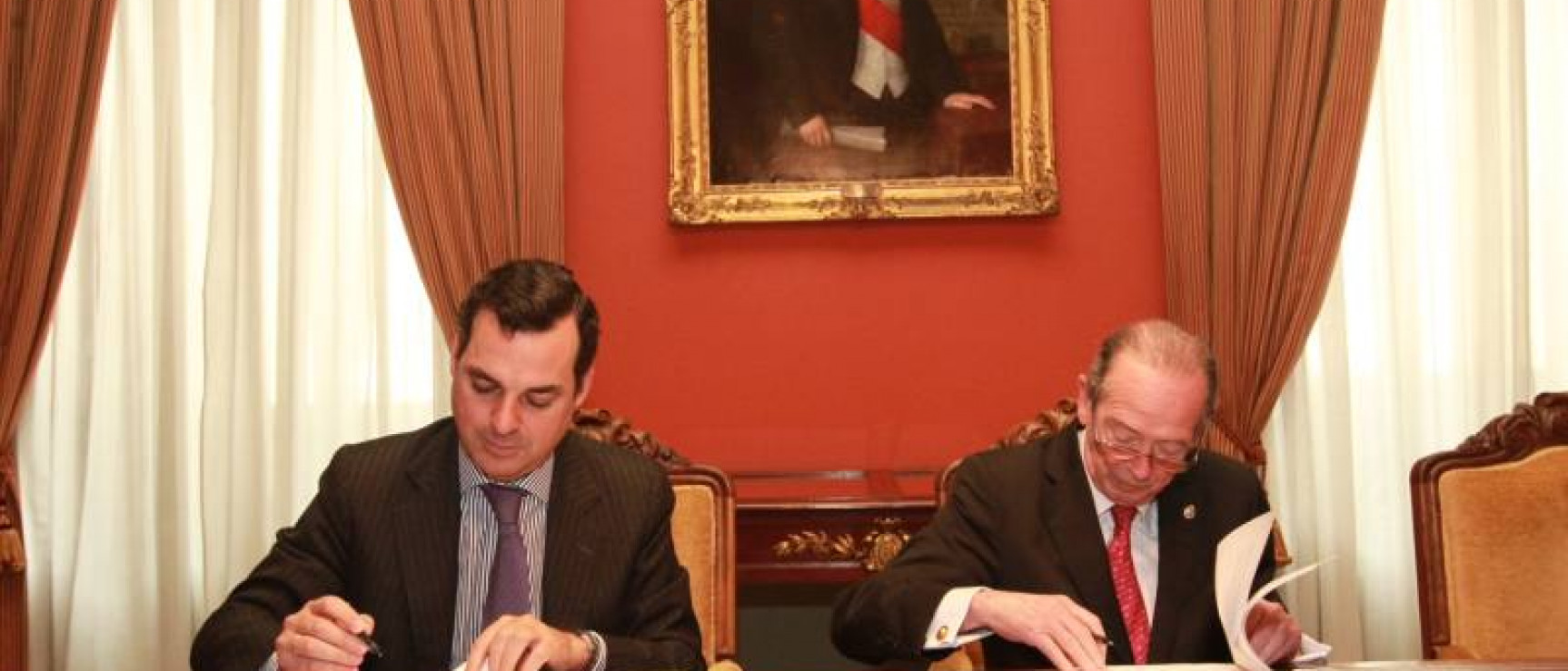 Leopoldo González-Echenique y José Manuel Blecua durante la firma del convenio.