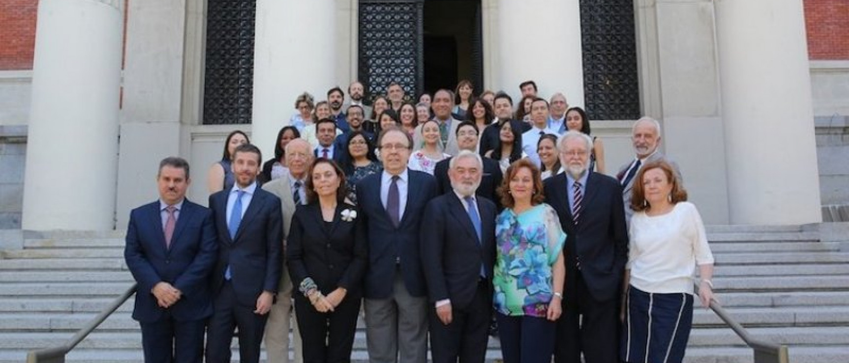 Estudiantes, profesores y académicos en las escalinatas de la RAE. Curso 2016-2017.