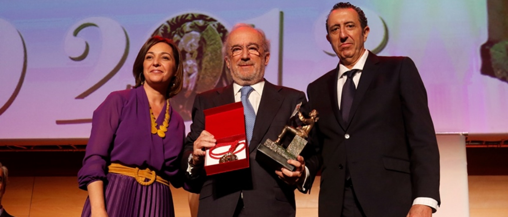 Muñoz Machado recibe el premio Cordobés del Año de manos de Isabel Ambrosio y Enrique Simarro. Foto: AJ/ Diario Córdoba.