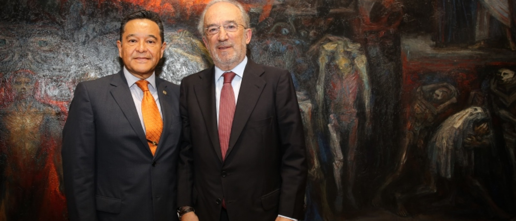 Santiago Muñoz Machado junto a Raúl Contreras, director de la Facultad de Derecho de la UNAM. Foto: UNAM.