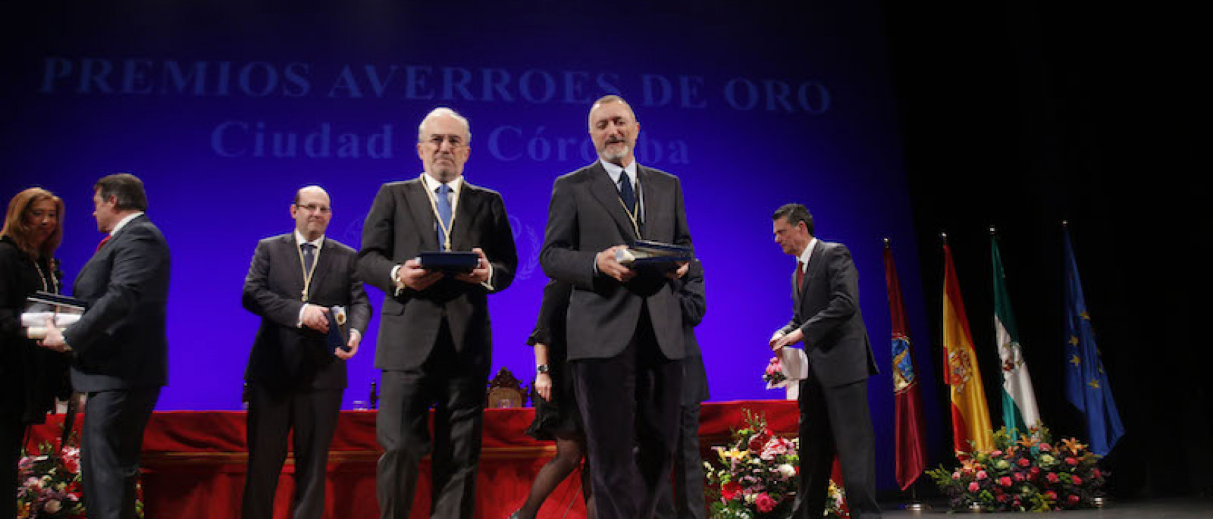 Santiago Muñoz Machado y Arturo Pérez-Reverte tras recoger los premios.