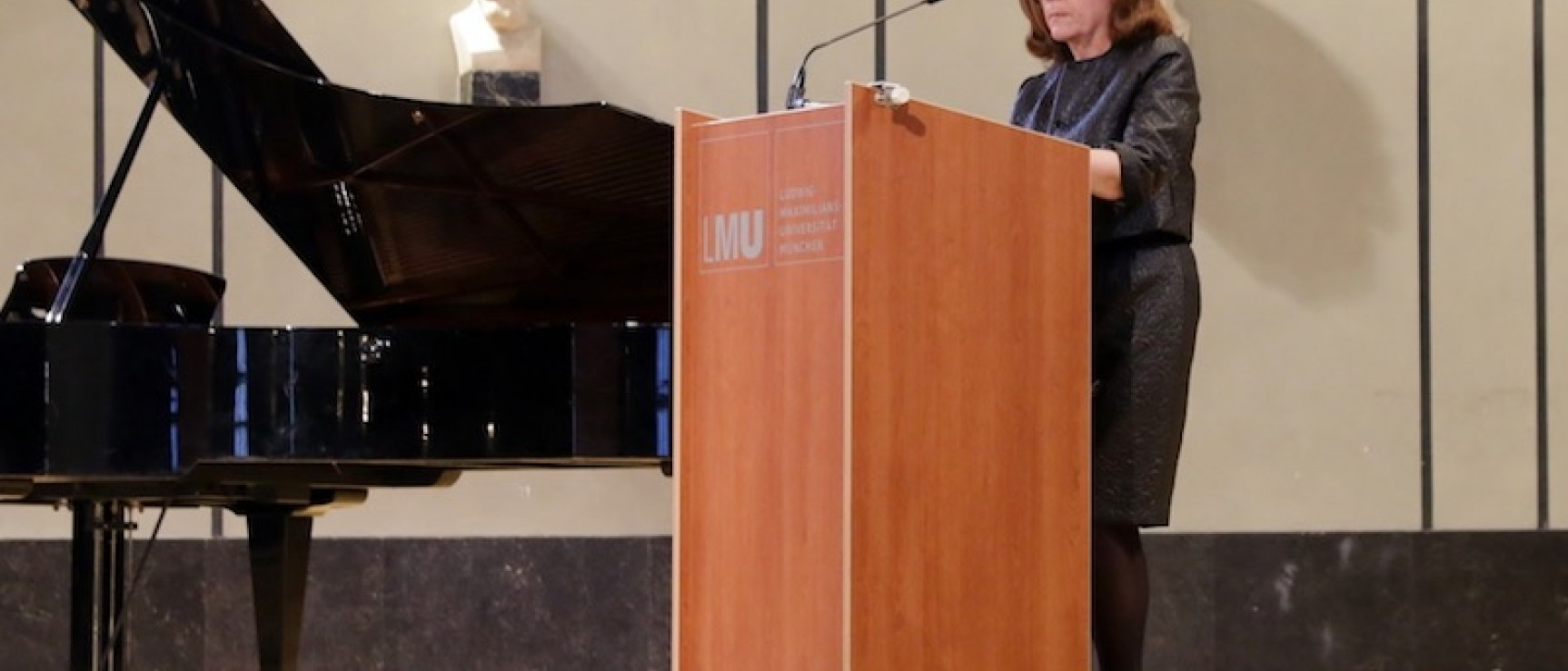Aurora Egido durante la conferencia inaugural en Múnich. Foto: Annette Krauss.