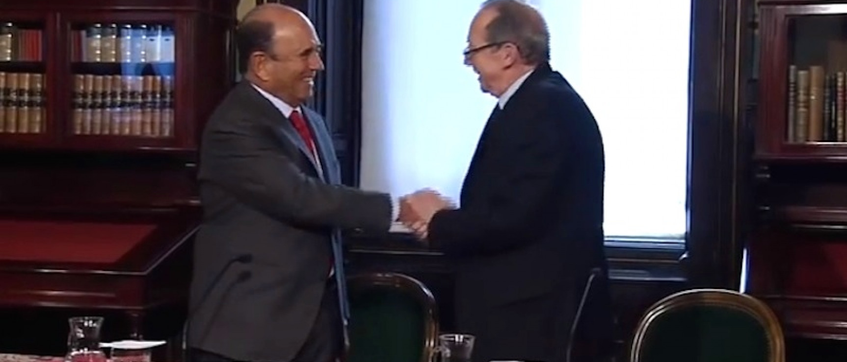 El director de la RAE y Emilio Botín tras la firma del último convenio, en 2012.