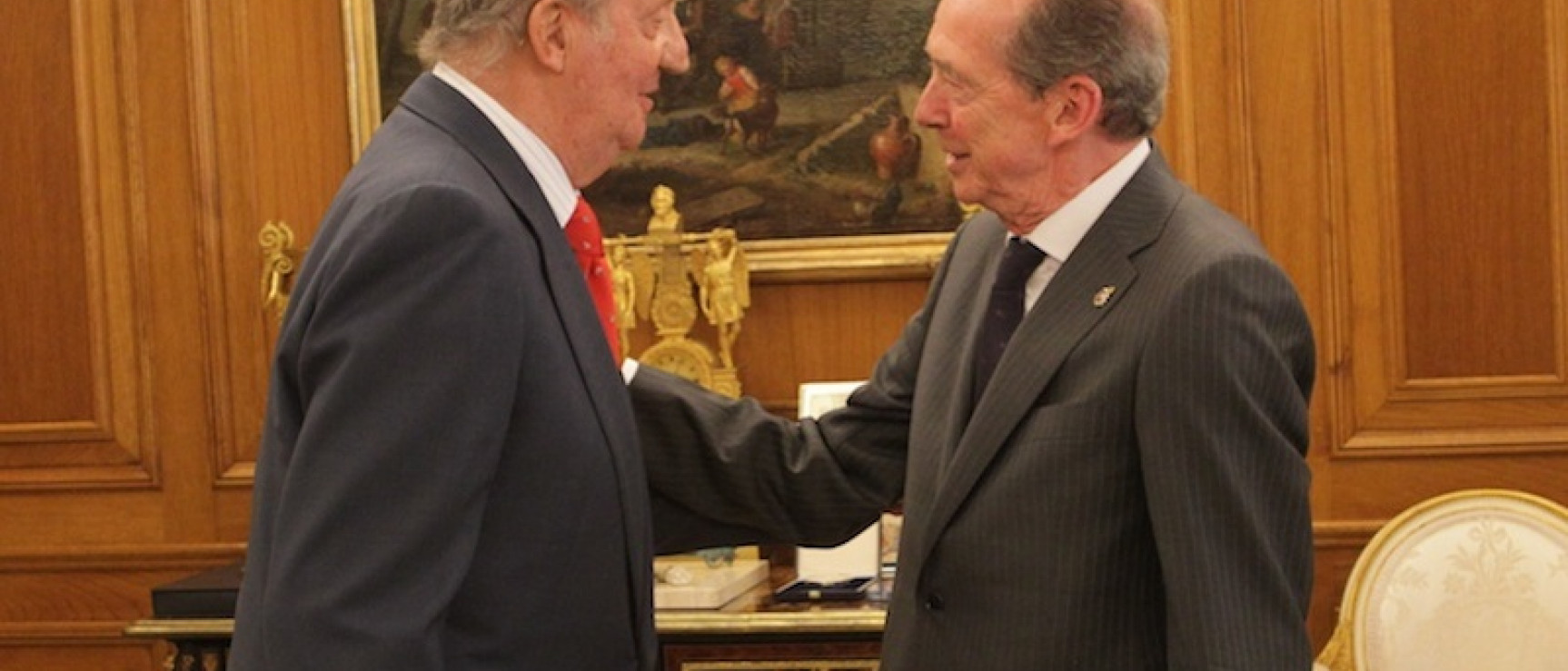 El rey con el director de la RAE en 2012.