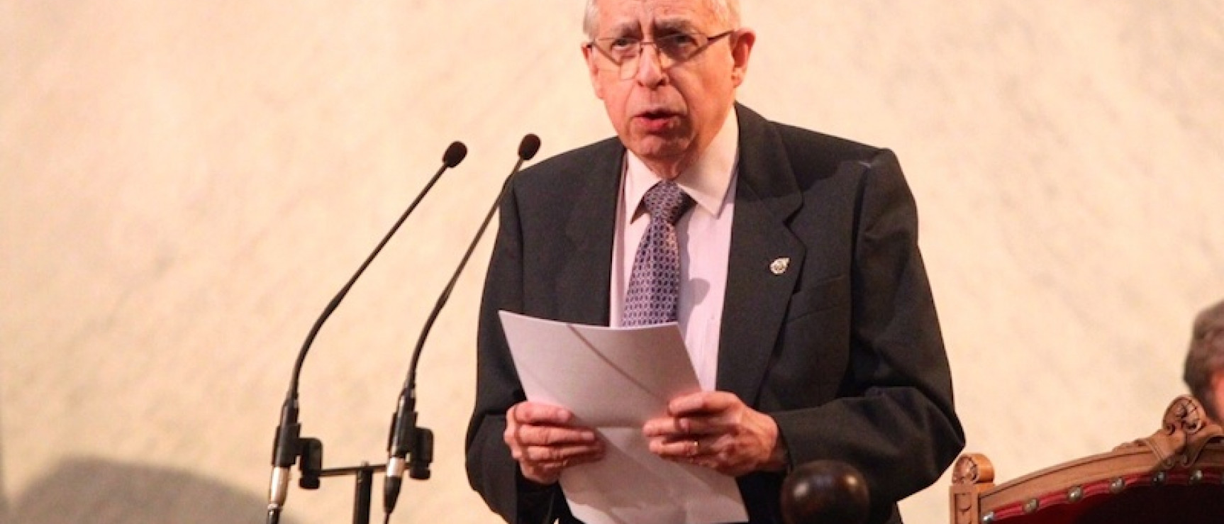 El académico Manuel Seco durante la lectura de su conferencia.