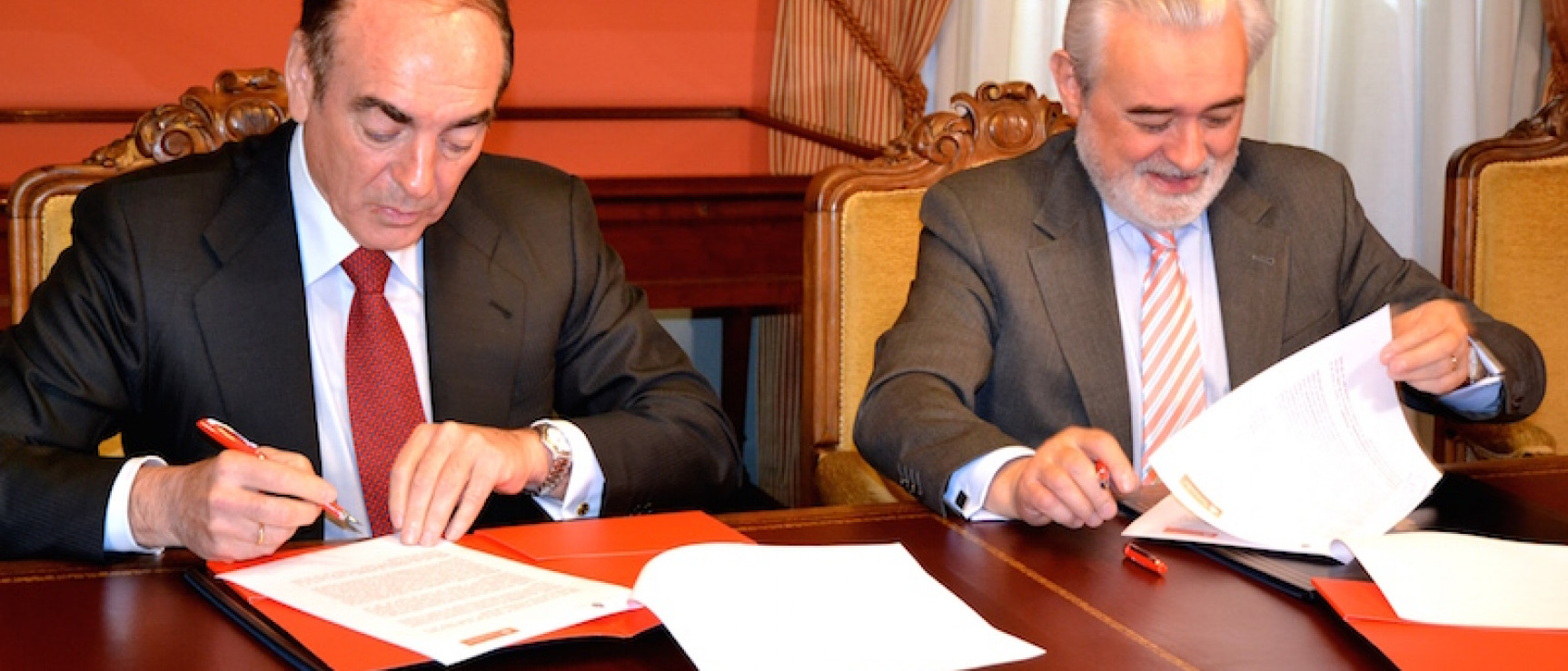 José Antonio Villasante y Darío Villanueva, firmantes del acuerdo.