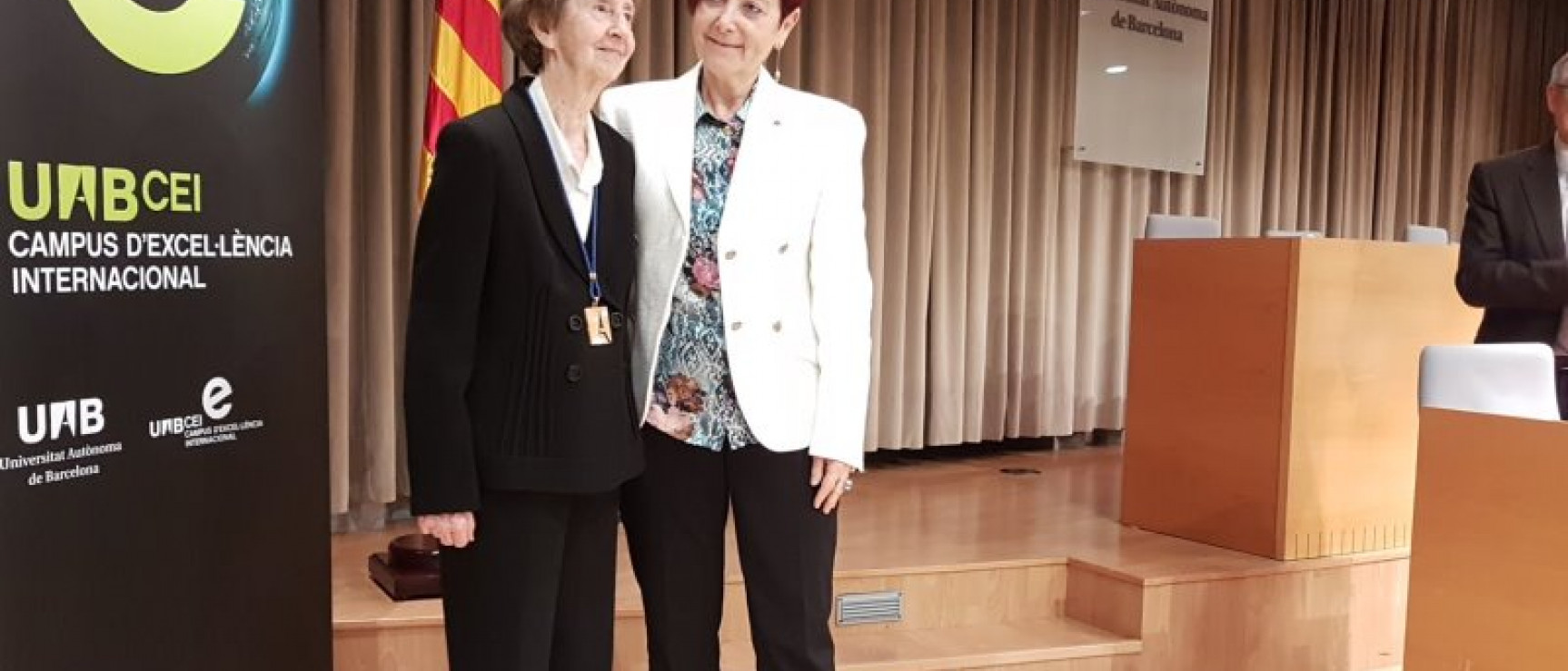 Margarita Salas junto a la rectora de la UAB, Margarita Arboix. Foto: Rebeca Escolano.
