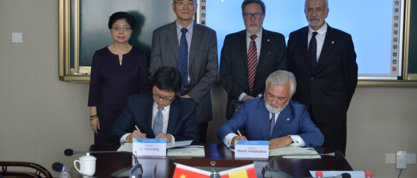 Darío Villanueva y Li Yansong firman un convenio de colaboración entre ambas instituciones.