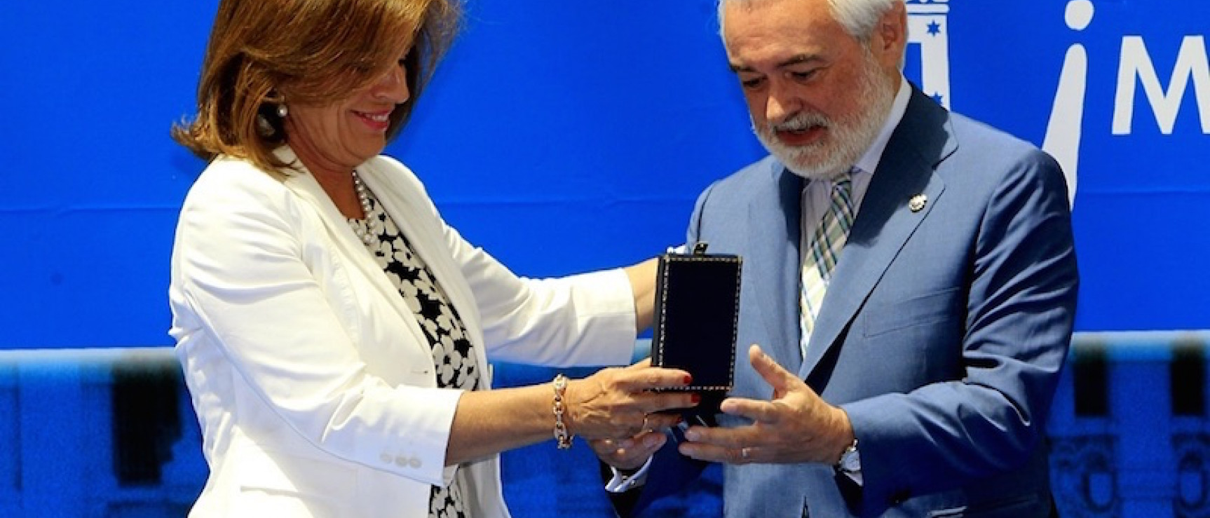 El director de la RAE recibe la medalla de manos de la alcaldesa de Madrid. Foto: Marta Jara.