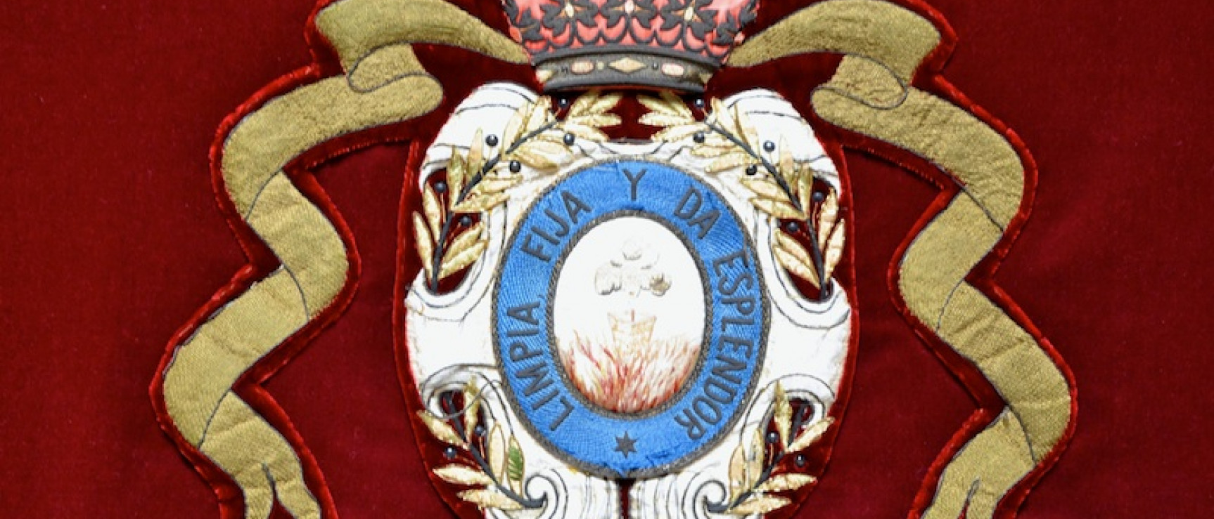 Detalle del escudo de la RAE en la mesa presidencial del salón de actos.