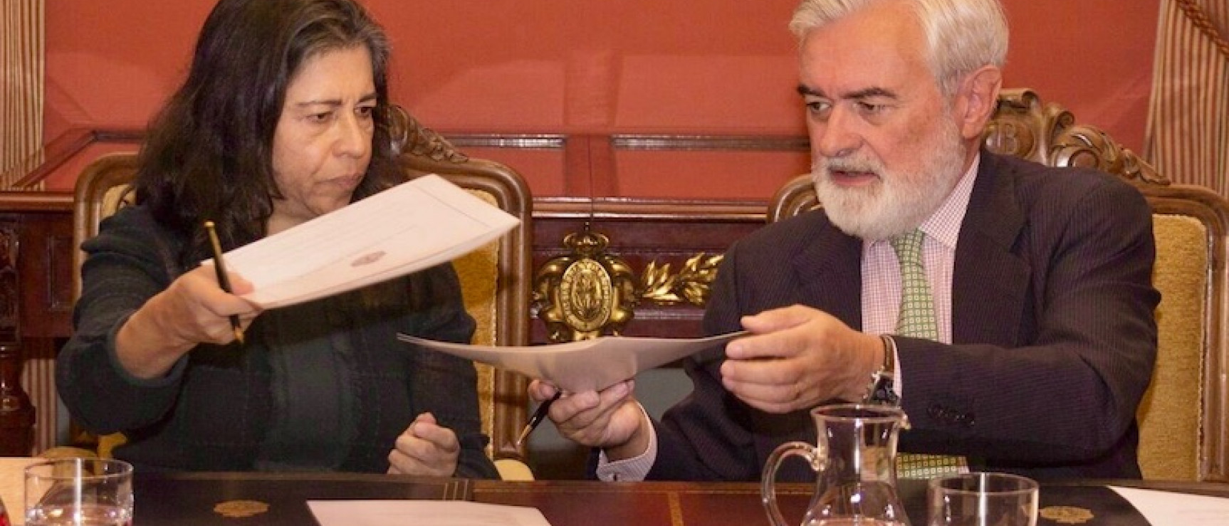 Carmen Millán y Darío Villanueva durante la firma del convenio.